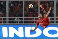 Pemain persija jakarta marko simic saat tendangan salto