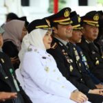 Wakil Wali Kota Makassar, Aliyah Mustika Ilham, duduk bersama jajaran Forkopimda mengenakan seragam resmi saat menghadiri Upacara Hari Otonomi Daerah ke-29.