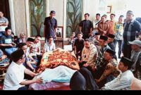Suasana haru menyelimuti rumah duka almarhum H. Ruslan Mahmud, Anggota DPRD Kota Makassar dari Fraksi Golkar.