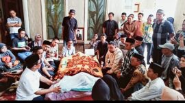 Suasana haru menyelimuti rumah duka almarhum H. Ruslan Mahmud, Anggota DPRD Kota Makassar dari Fraksi Golkar.