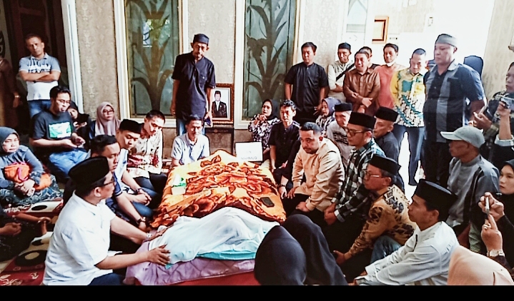 Suasana haru menyelimuti rumah duka almarhum H. Ruslan Mahmud, Anggota DPRD Kota Makassar dari Fraksi Golkar.