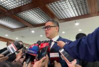 Anggota Komisi I DPR RI, Dave Laksono, memberikan keterangan pers kepada awak media di kompleks parlemen usai menanggapi pembatalan mutasi Letjen TNI Kunto Arief Wibowo oleh Panglima TNI, Jumat (3/5/2025).
