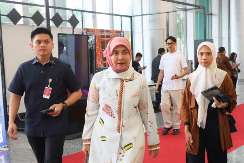 Foto: Wakil Wali Kota Makassar, Aliyah Mustika, Kunjungi Booth di APEKSI 2025.