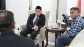Wali Kota Makassar, Munafri Arifuddin (tengah), menerima kunjungan tim Densus 88 Antiteror dalam rangka membahas upaya deradikalisasi dan penguatan komunikasi dengan eks napiter, di Kantor Wali Kota Makassar, Selasa (27/5/2025).