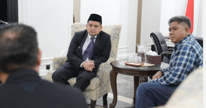 Wali Kota Makassar, Munafri Arifuddin (tengah), menerima kunjungan tim Densus 88 Antiteror dalam rangka membahas upaya deradikalisasi dan penguatan komunikasi dengan eks napiter, di Kantor Wali Kota Makassar, Selasa (27/5/2025).