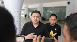 Wali Kota Makassar, Munafri Arifuddin, memberikan keterangan pers usai membuka Kejuaraan Taekwondo di JK Arena GOR Unhas, Kamis (1/5/2025).