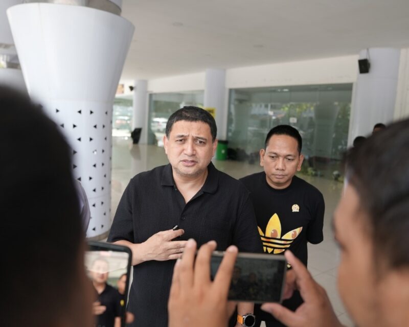 Wali Kota Makassar, Munafri Arifuddin, memberikan keterangan pers usai membuka Kejuaraan Taekwondo di JK Arena GOR Unhas, Kamis (1/5/2025).