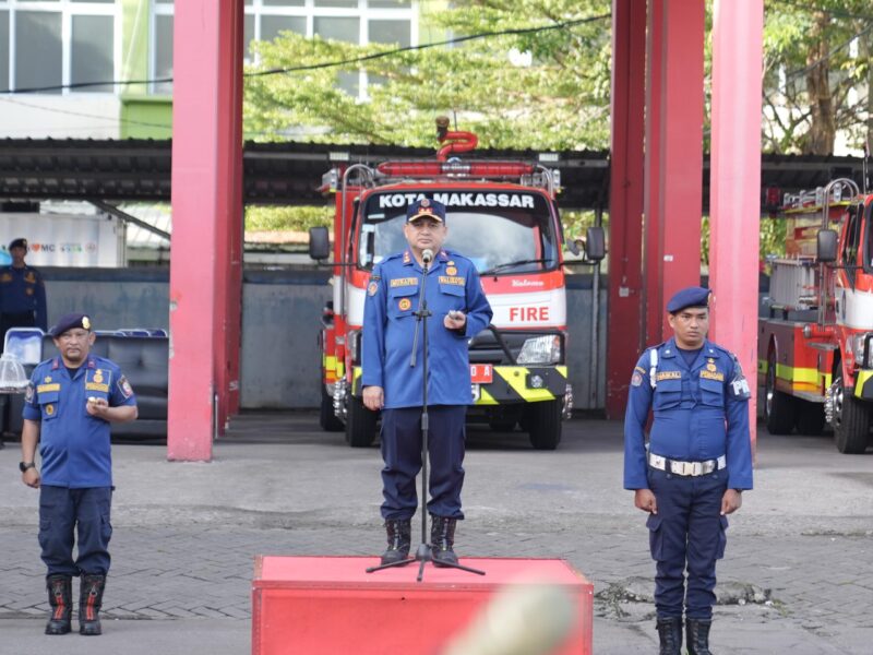 Wali Kota Makassar, Munafri Arifuddin, memimpin apel bersama jajaran Dinas Pemadam Kebakaran dan Penyelamatan (Damkarmat) Kota Makassar pada Rabu, 28 Mei 2025. Dalam kunjungan resminya yang pertama ke kantor Damkarmat sejak dilantik, Wali Kota menyampaikan apresiasi atas prestasi dan dedikasi tinggi para petugas dalam melayani masyarakat.