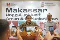 Wali Kota Makassar, Munafri Arifuddin, bersama Plt Kepala Diskominfo Mario Said memberikan keterangan pers terkait peresmian Media Center di Balai Kota Makassar sebagai bentuk dukungan terhadap kebebasan pers.