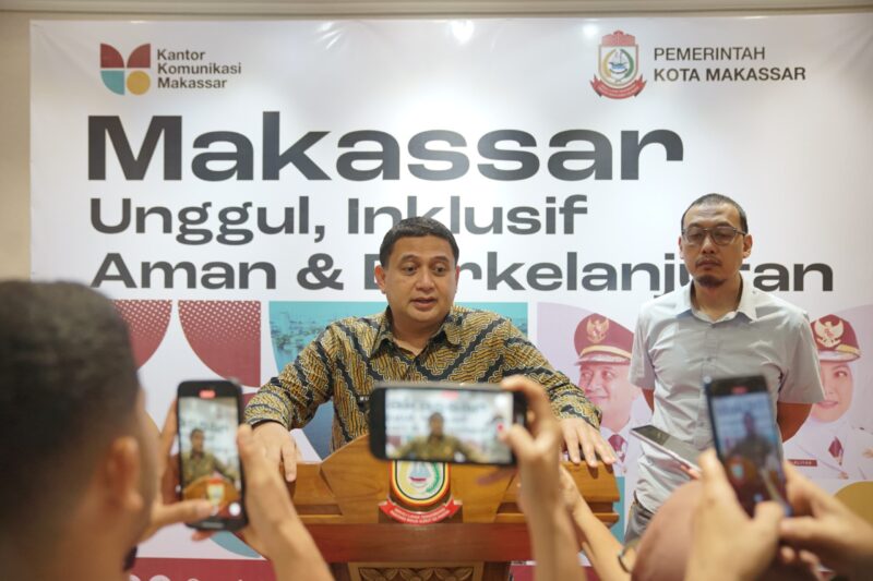 Wali Kota Makassar, Munafri Arifuddin, bersama Plt Kepala Diskominfo Mario Said memberikan keterangan pers terkait peresmian Media Center di Balai Kota Makassar sebagai bentuk dukungan terhadap kebebasan pers.