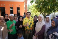 Wali Kota Makassar, Munafri Arifuddin, bersama warga saat kunjungan ke pulau terluar Kota Makassar untuk menyerap aspirasi dan meninjau langsung kondisi masyarakat.