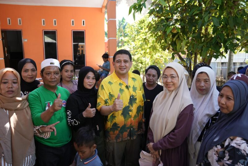 Wali Kota Makassar, Munafri Arifuddin, bersama warga saat kunjungan ke pulau terluar Kota Makassar untuk menyerap aspirasi dan meninjau langsung kondisi masyarakat.