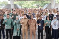 Foto bersama Gubernur Sulsel, Wali Kota Makassar, serta jajaran Forkopimda dan peserta Musrenbang RPJMD Kota Makassar 2025–2029 di Lapangan Karebosi, sebagai simbol sinergi dalam percepatan pembangunan daerah.