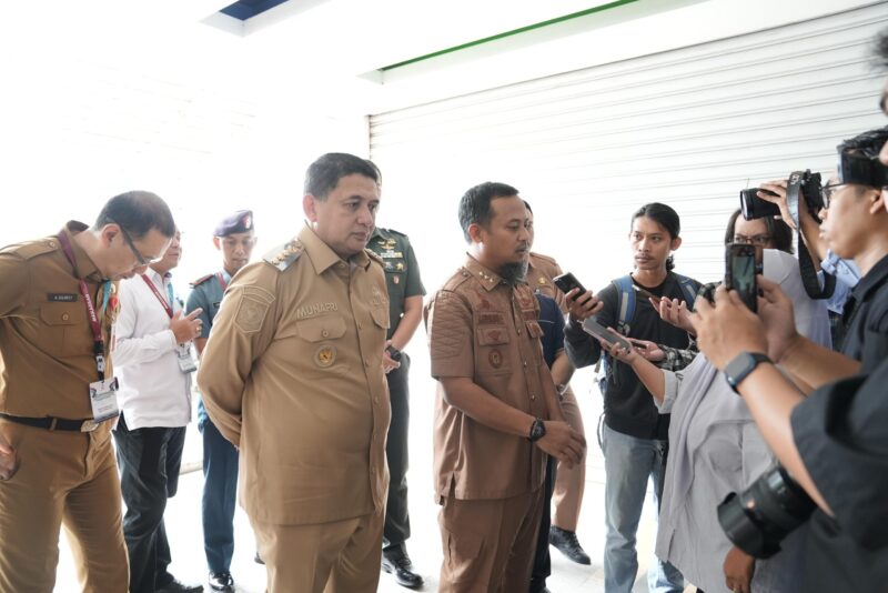 Wali Kota Makassar, Munafri Arifuddin, mendampingi Gubernur Sulsel, Andi Sudirman Sulaiman, saat memberikan keterangan pers terkait pengelolaan sampah berbasis RDF di Makassar, Senin (5/5/2025).