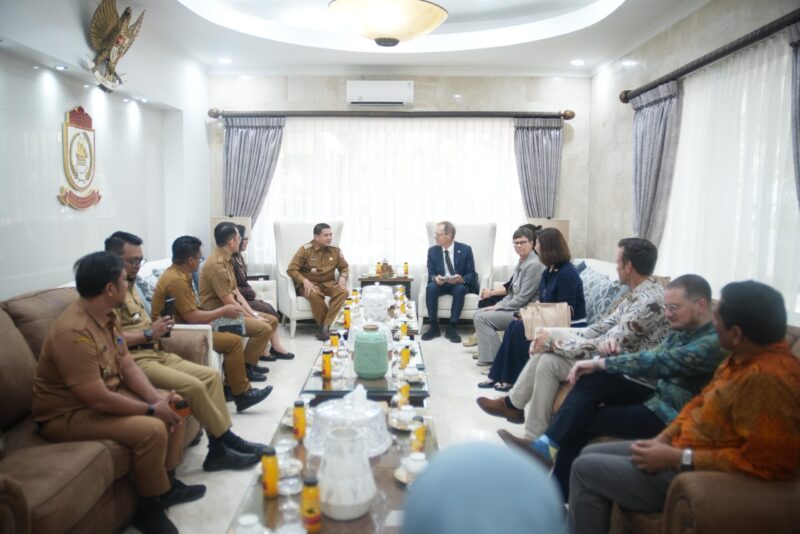 Wali Kota Makassar Munafri Arifuddin menerima kunjungan Duta Besar Swiss untuk Indonesia, H.E. Olivier Zehnder, di Rumah Jabatan Wali Kota Makassar untuk membahas peluang kerja sama di bidang pendidikan, kesehatan, dan lapangan kerja.