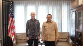 Wali Kota Makassar Munafri Arifuddin (kanan) bersama Konsul Jenderal Amerika Serikat di Surabaya, Christopher Green (kiri), usai pertemuan resmi membahas kerja sama SDM dan investasi, di kediaman Konjen AS di Surabaya.