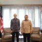 Wali Kota Makassar Munafri Arifuddin (kanan) bersama Konsul Jenderal Amerika Serikat di Surabaya, Christopher Green (kiri), usai pertemuan resmi membahas kerja sama SDM dan investasi, di kediaman Konjen AS di Surabaya.