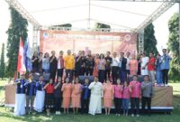 Wali Kota Makassar, Munafri Arifuddin, berfoto bersama peserta Perayaan Paskah Persekutuan Pemuda Gereja Toraja (PPGT) 3 Klasis Kota Makassar di Lapangan Golf Kodam XIV/Hasanuddin, Senin (12/5/2025).