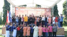 Wali Kota Makassar, Munafri Arifuddin, berfoto bersama peserta Perayaan Paskah Persekutuan Pemuda Gereja Toraja (PPGT) 3 Klasis Kota Makassar di Lapangan Golf Kodam XIV/Hasanuddin, Senin (12/5/2025).