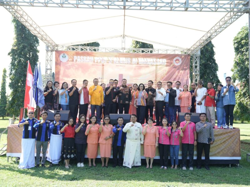 Wali Kota Makassar, Munafri Arifuddin, berfoto bersama peserta Perayaan Paskah Persekutuan Pemuda Gereja Toraja (PPGT) 3 Klasis Kota Makassar di Lapangan Golf Kodam XIV/Hasanuddin, Senin (12/5/2025).