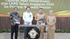 Wali Kota Makassar, Moh. Ramdhan Pomanto, bersama Wakil Wali Kota Makassar, Fatmawati Rusdi, menerima Laporan Hasil Pemeriksaan (LHP) atas LKPD Tahun Anggaran 2024 dari BPK RI Perwakilan Sulawesi Selatan. 