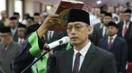 Wali Kota Makassar, Munafri Arifuddin, secara resmi melantik Dr. Andi Zulkifli Nanda sebagai Sekretaris Daerah (Sekda) definitif Kota Makassar di Balai Kota, Rabu (28/5/2025), dalam suasana khidmat yang dihadiri jajaran Forkopimda dan pejabat Pemkot.