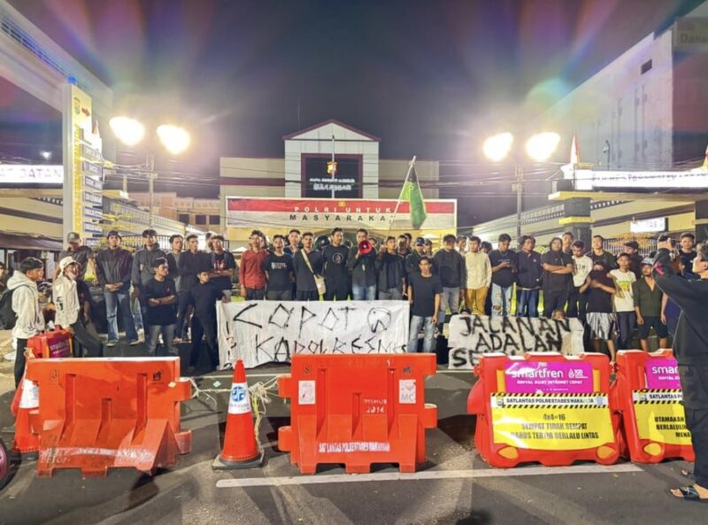 Foto: Massa HMI cabang Makassar Aksi depan Polrestabes Makassar