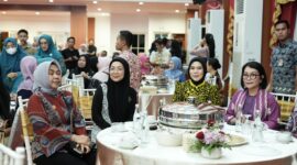 Foto: Ketua TP PKK, Melinda Aksa, Bersama Rombongan