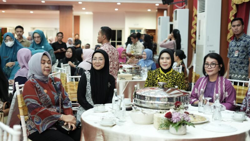 Foto: Ketua TP PKK, Melinda Aksa, Bersama Rombongan