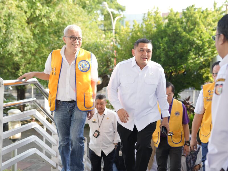 Foto Walikota Makassar, Munafri Arifuddin bersama Pihak Lions Club Saat Salurkan 20.000 Kacamata Gratis untuk Siswa SD dan SMP.