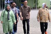Indira Yusuf Ismail (kanan) bersama tim relawan Wero Ri Langi saat mengunjungi Madrasah Arifah di Kabupaten Gowa, Kamis (8/5/2025), disambut hangat oleh pihak sekolah.