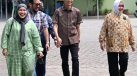 Indira Yusuf Ismail (kanan) bersama tim relawan Wero Ri Langi saat mengunjungi Madrasah Arifah di Kabupaten Gowa, Kamis (8/5/2025), disambut hangat oleh pihak sekolah.