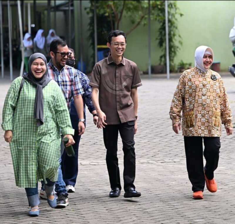 Indira Yusuf Ismail (kanan) bersama tim relawan Wero Ri Langi saat mengunjungi Madrasah Arifah di Kabupaten Gowa, Kamis (8/5/2025), disambut hangat oleh pihak sekolah.