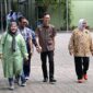 Indira Yusuf Ismail (kanan) bersama tim relawan Wero Ri Langi saat mengunjungi Madrasah Arifah di Kabupaten Gowa, Kamis (8/5/2025), disambut hangat oleh pihak sekolah.