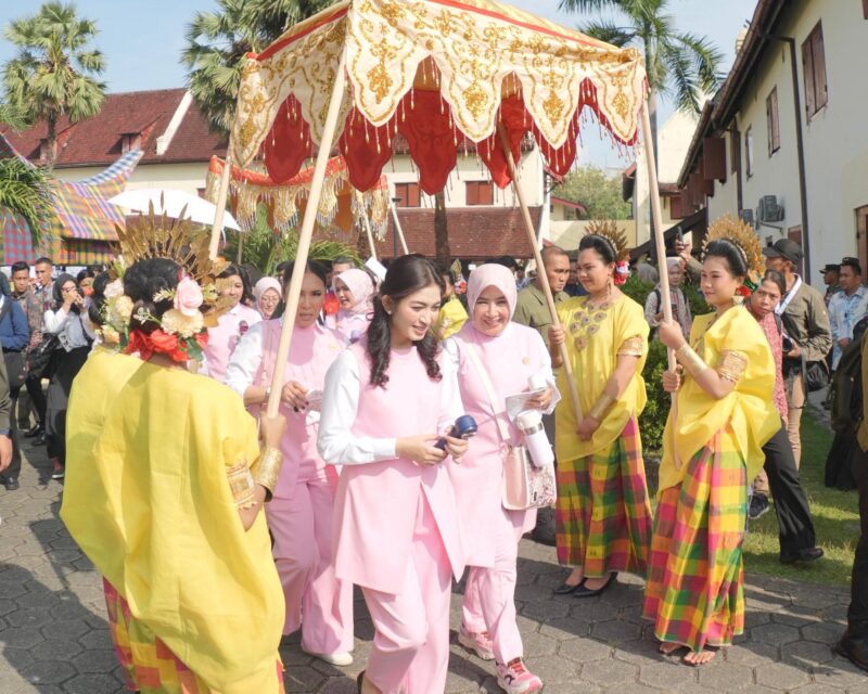 Foto Selvi Ananda, Wali Kota-Wawali dan Ketua PKK mendampingi dalam Misi Lestarikan Budaya