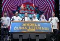Wali Kota Makassar, Munafri Arifuddin, bersama sejumlah tokoh dan pegiat literasi saat membuka kegiatan Jendela Dunia Literasi 2025 di Benteng Fort Rotterdam, Jumat (2/5/2025) malam.