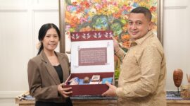 Wali Kota Makassar, Munafri Arifuddin, menunjukkan bingkisan souvenir UMKM Dekranasda Makassar yang akan diberikan kepada para Duta Besar negara sahabat.
