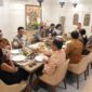 Wali Kota Makassar Munafri Arifuddin bersama delegasi luar negeri dan jajaran Pemkot Makassar menggelar jamuan makan siang dalam rangka mempererat hubungan kerja sama investasi di Surabaya