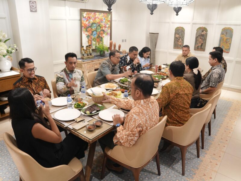 Wali Kota Makassar Munafri Arifuddin bersama delegasi luar negeri dan jajaran Pemkot Makassar menggelar jamuan makan siang dalam rangka mempererat hubungan kerja sama investasi di Surabaya