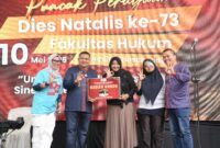Puncak Dies Natalis ke-73 Fakultas Hukum Unhas, 10 Mei 2025 — Penyerahan hadiah umroh kepada mahasiswa berprestasi sebagai bentuk apresiasi dalam rangkaian perayaan.