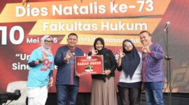 Puncak Dies Natalis ke-73 Fakultas Hukum Unhas, 10 Mei 2025 — Penyerahan hadiah umroh kepada mahasiswa berprestasi sebagai bentuk apresiasi dalam rangkaian perayaan.