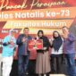 Puncak Dies Natalis ke-73 Fakultas Hukum Unhas, 10 Mei 2025 — Penyerahan hadiah umroh kepada mahasiswa berprestasi sebagai bentuk apresiasi dalam rangkaian perayaan.