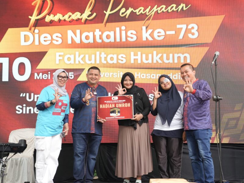 Puncak Dies Natalis ke-73 Fakultas Hukum Unhas, 10 Mei 2025 — Penyerahan hadiah umroh kepada mahasiswa berprestasi sebagai bentuk apresiasi dalam rangkaian perayaan.