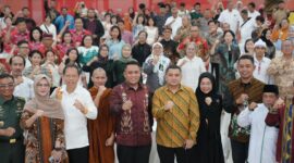 MUNAFRI WALI KOTA MAKASSAR, menghadiri open house Sannipata Persatuan Umat Buddha Indonesia (Permabudhi) Sulsel, di Vihara Ibu Agung Bahari, Jl. Sulawesi, Makassar, Senin (12/5/2025) malam.