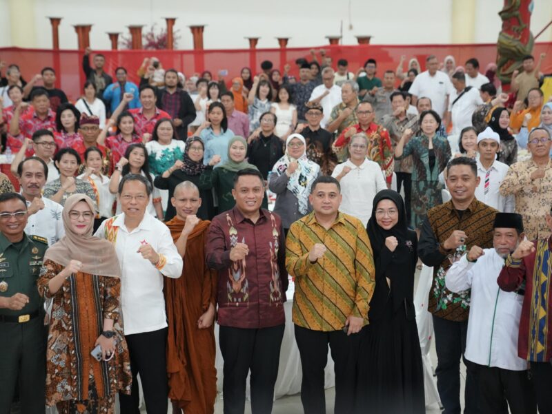 MUNAFRI WALI KOTA MAKASSAR, menghadiri open house Sannipata Persatuan Umat Buddha Indonesia (Permabudhi) Sulsel, di Vihara Ibu Agung Bahari, Jl. Sulawesi, Makassar, Senin (12/5/2025) malam.