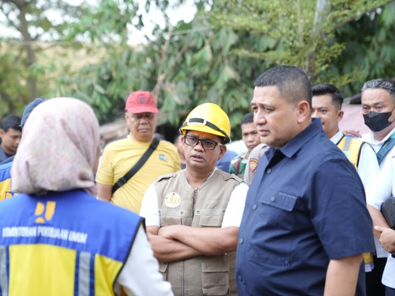 Wali Kota Makassar Munafri Arifuddin dan Dirjen Cipta Karya Kementerian PUPR meninjau kondisi TPA Antang