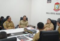 Wali Kota Makassar, Munafri Arifuddin, memimpin rapat pembahasan pembentukan dua Perseroda di sektor pangan dan infrastruktur, Senin (26/5/2025).