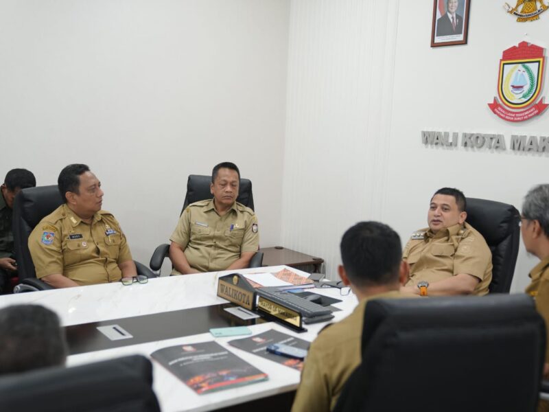 Wali Kota Makassar, Munafri Arifuddin, memimpin rapat pembahasan pembentukan dua Perseroda di sektor pangan dan infrastruktur, Senin (26/5/2025).