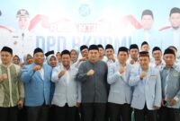 Wali Kota Makassar, Munafri Arifuddin, bersama pengurus DPD BKPRMI Kota Makassar periode 2025–2030 berfoto bersama usai pelantikan di Masjid Babussalam, Jl. Borong Raya, Kamis (29/5/2025).