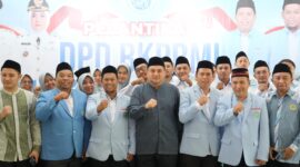 Wali Kota Makassar, Munafri Arifuddin, bersama pengurus DPD BKPRMI Kota Makassar periode 2025–2030 berfoto bersama usai pelantikan di Masjid Babussalam, Jl. Borong Raya, Kamis (29/5/2025).